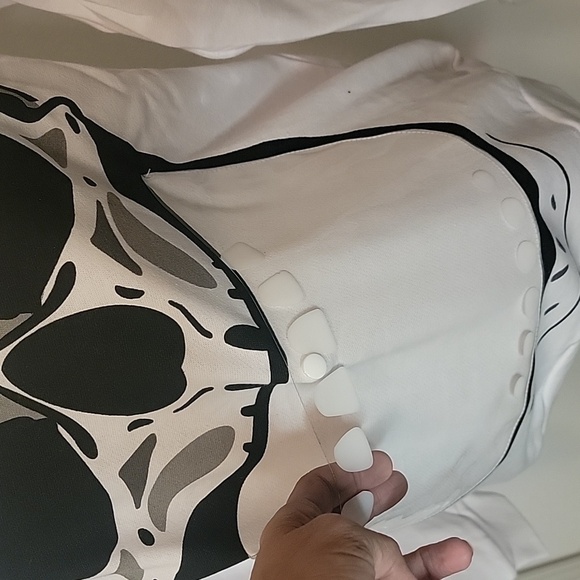 Freeze, Size M White Sweatshirt, Skull Print with Clear Pocket for Mouth.  NWOT - Picture 2 of 9